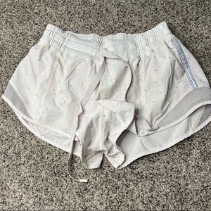 Lululemon hotty hot low rise lined 2.5”